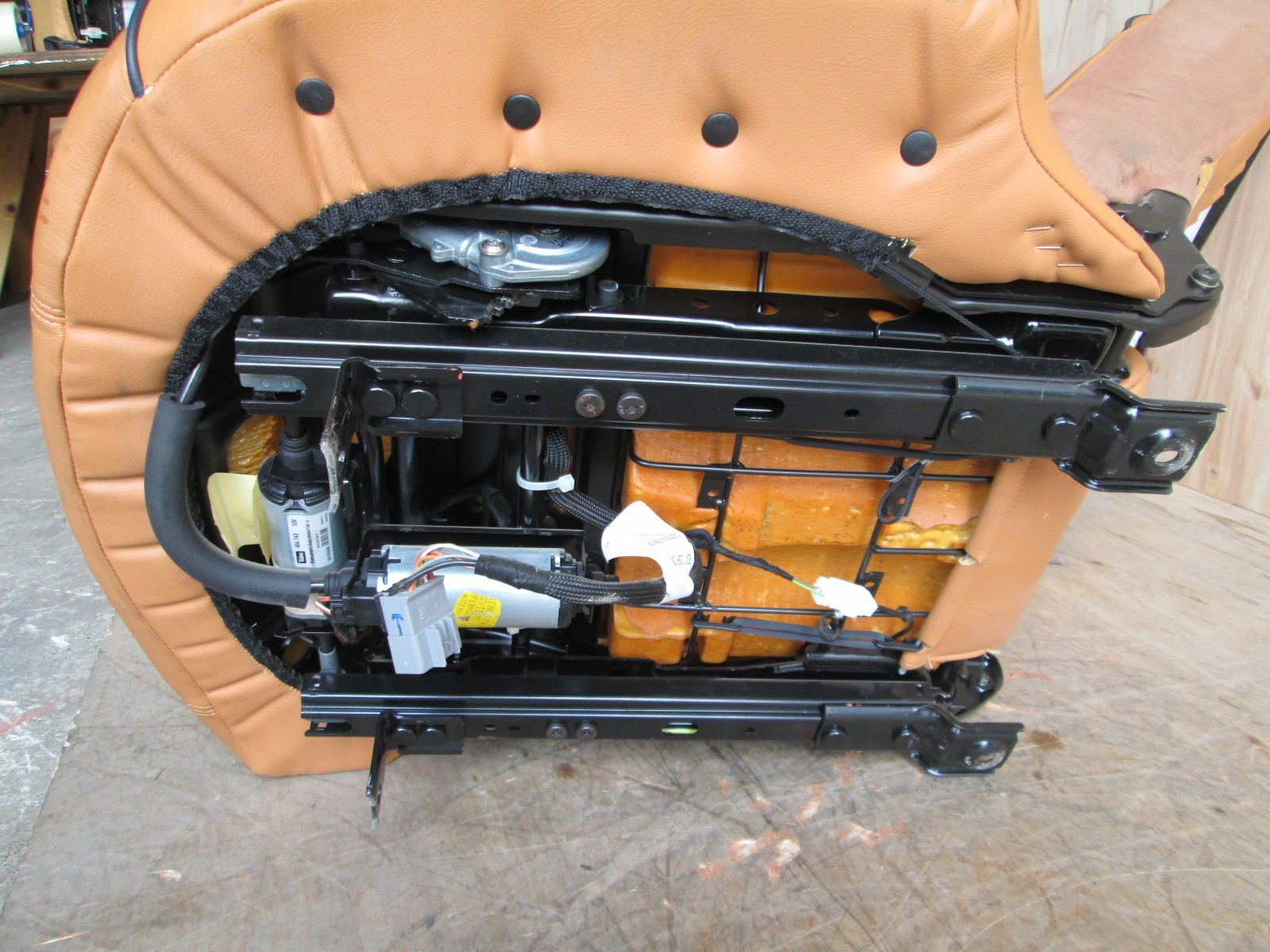Maserati Quattroporte - LH / Rear Seat w/ Rails / Guides Peanut Butter- Black 