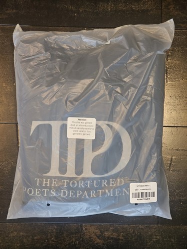 EN MANO Suéter Oficial Taylor Swift Departamento de Poetas Torturados Negro Cuello Redondo - Imagen 11 de 12