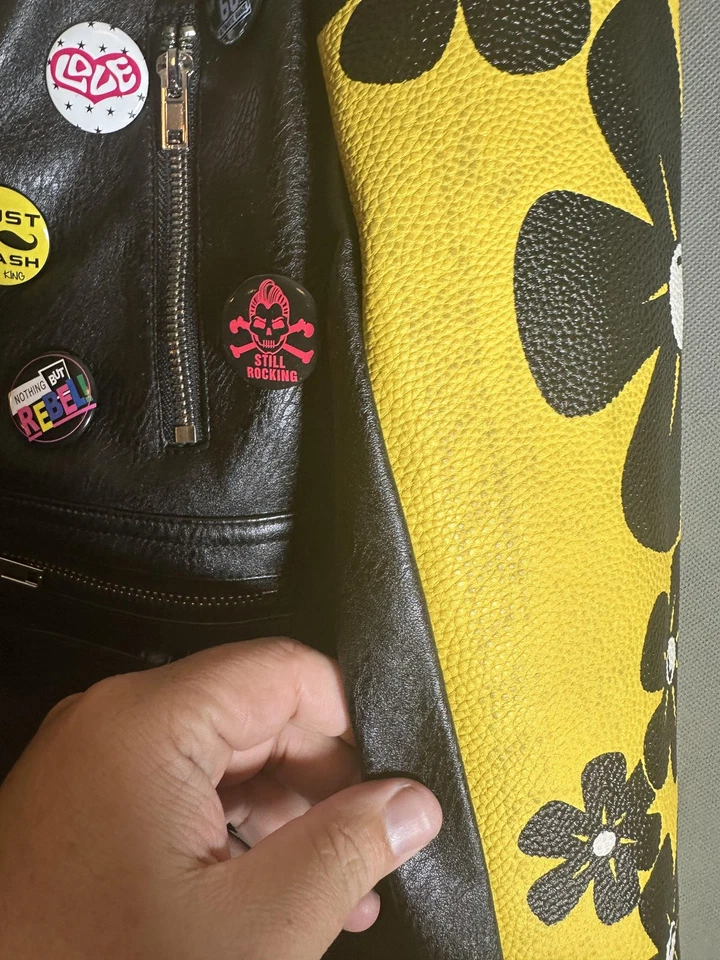 Azalea Wang 夹克女式小号黄色黑色摩托车骑手镶嵌朋克摇滚别针 — 第 4/4 张图片