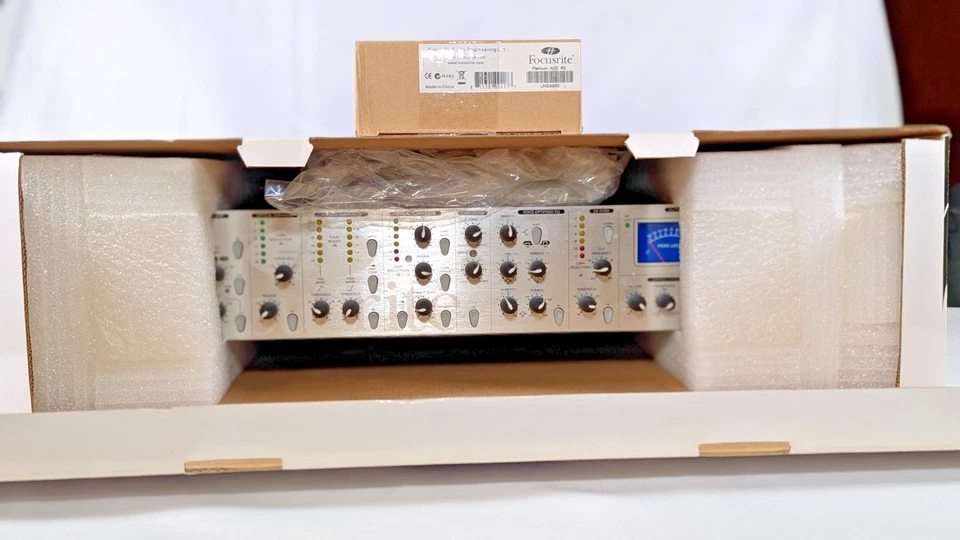Compresor de ecualizador Focusrite Platinum Voice Master Pro con tarjeta publicitaria Platinum ADC R2 Foto 3 de 4