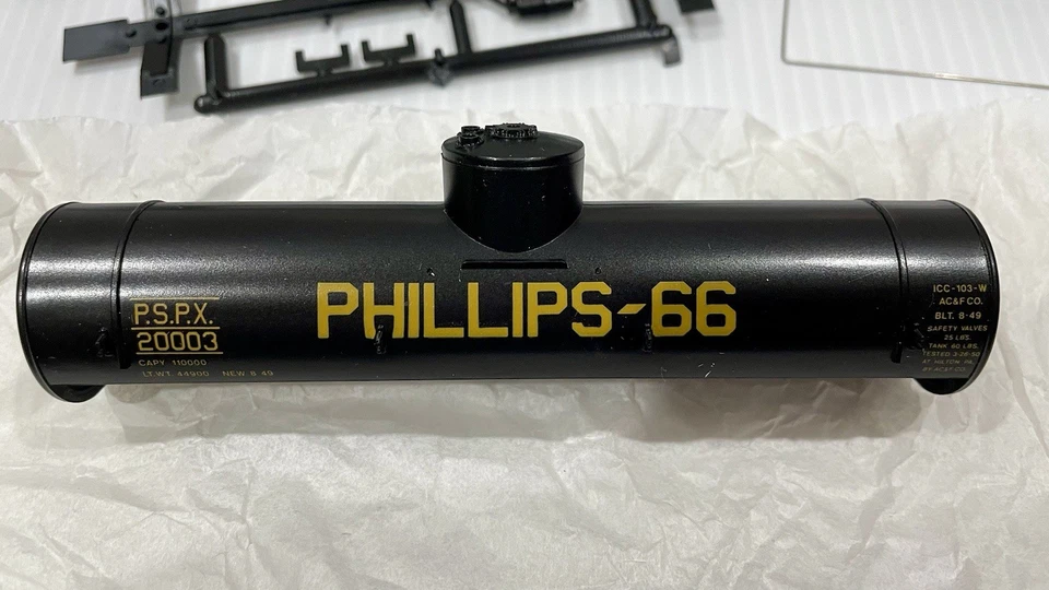 Red Caboose HO Kit RC-3012-1 Type 103W 10,000 Gal Tank Car Phillips 66 #20003 - Image 3 of 4