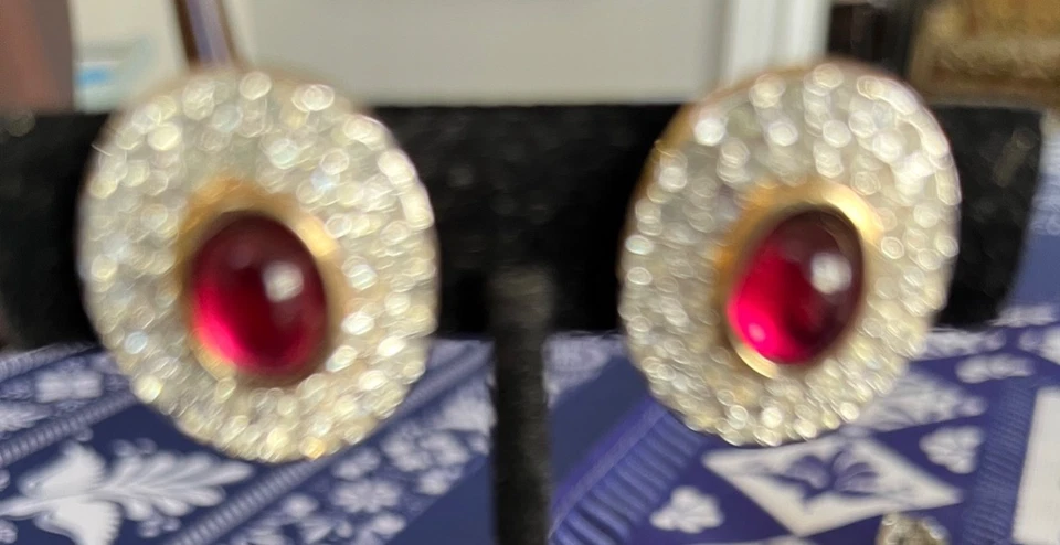 Pendientes de clip vintage de piedras preciosas rojas rodeados de cristal pavé de oro Foto 2 de 2
