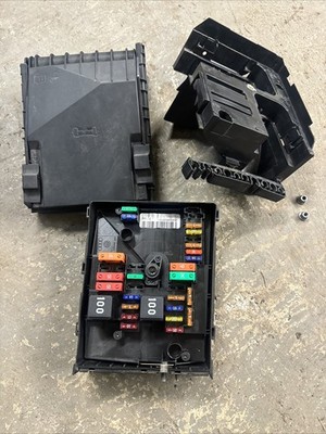 VW Jetta Golf Sportwagen Fuse Relay Box Assembly  Complete 1K0937125D Engine Bay