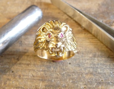 Bague Or Jaune 9 Carats Tête De Lion Aslan - Avec Yeux En Rubis - Pour Homme - Neuve Sous écrin