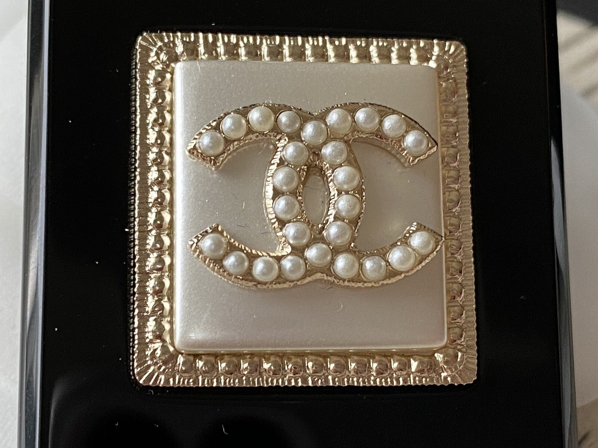 NIB 100%AUTHENTIC CHANEL 18B Faux Pearl CC Logo Resin Perfume