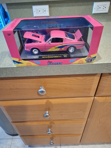 Ford Mustang Fastback 1966 2+2 rosa 1/24 modelo de coche fundido a presión por M2 40300-121 B - Imagen 2 de 6
