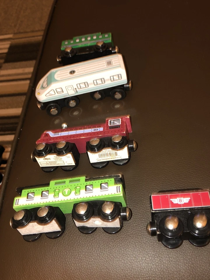 Lote 16 trenes y coches magnéticos de madera Thomas the Train & Friends 2000 2001 03 Foto 2 de 4