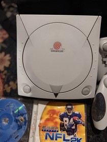 Sega Dreamcast console, Cords 2 controllers, 3 Sports Games & Official Carry Bag