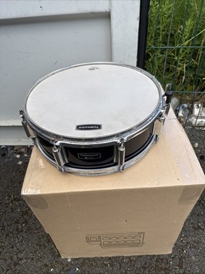 Eine 14x4'' Mapex Tornado Snare Drum. 14''. Rost. Blaue Oberfläche. Beschichteter Kopf. Versandkostenfrei.