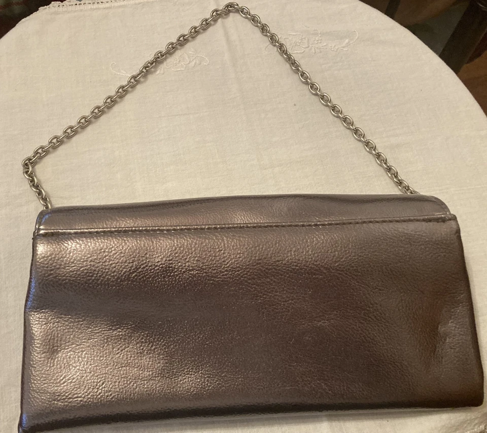Cartera Ivanka Trump 11" Metálica Plateada con Cadena y Cierre Metálico a Presión Foto 3 de 4