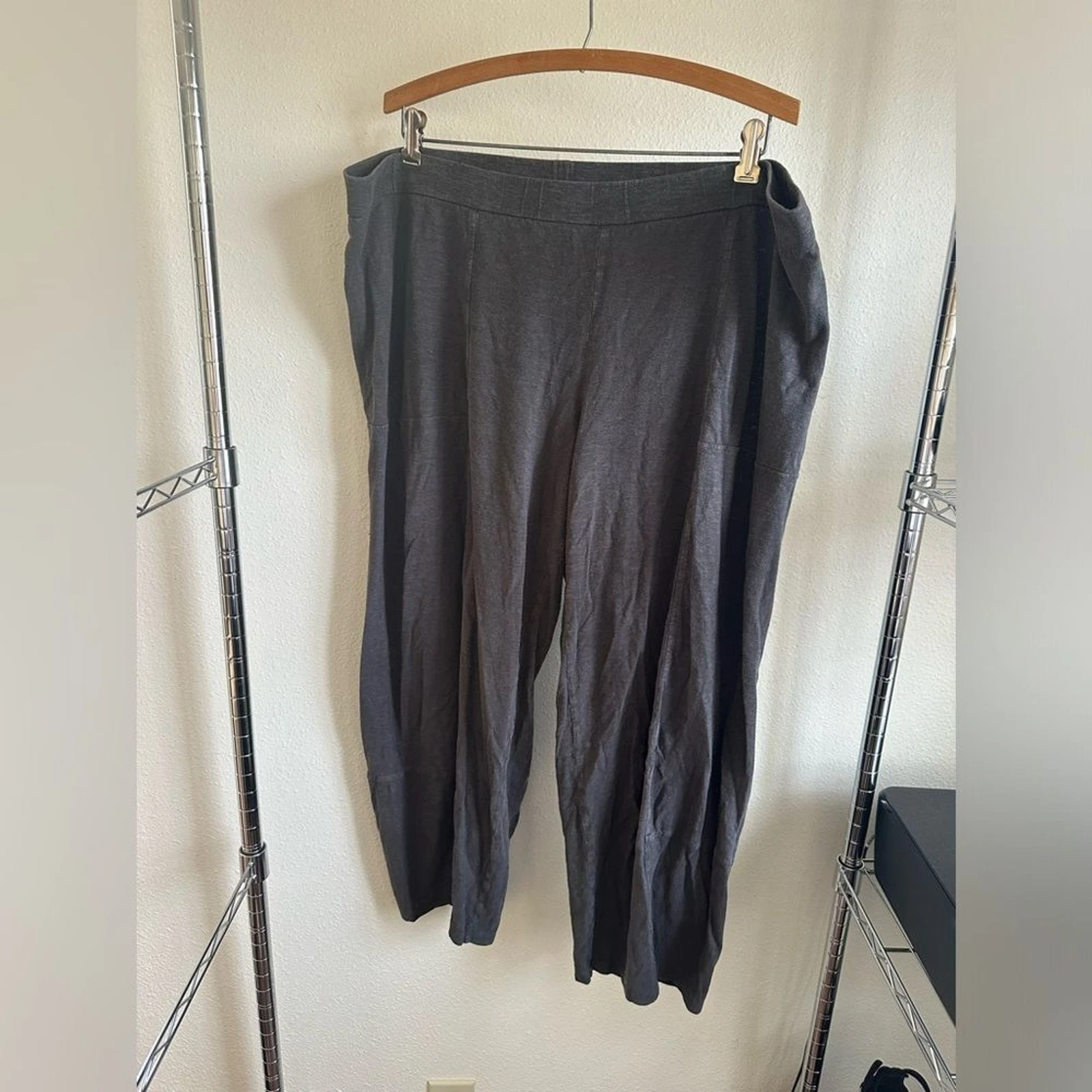 EILEEN FISHER CHARCOAL GRAY WIDE LEG CAPRIS.