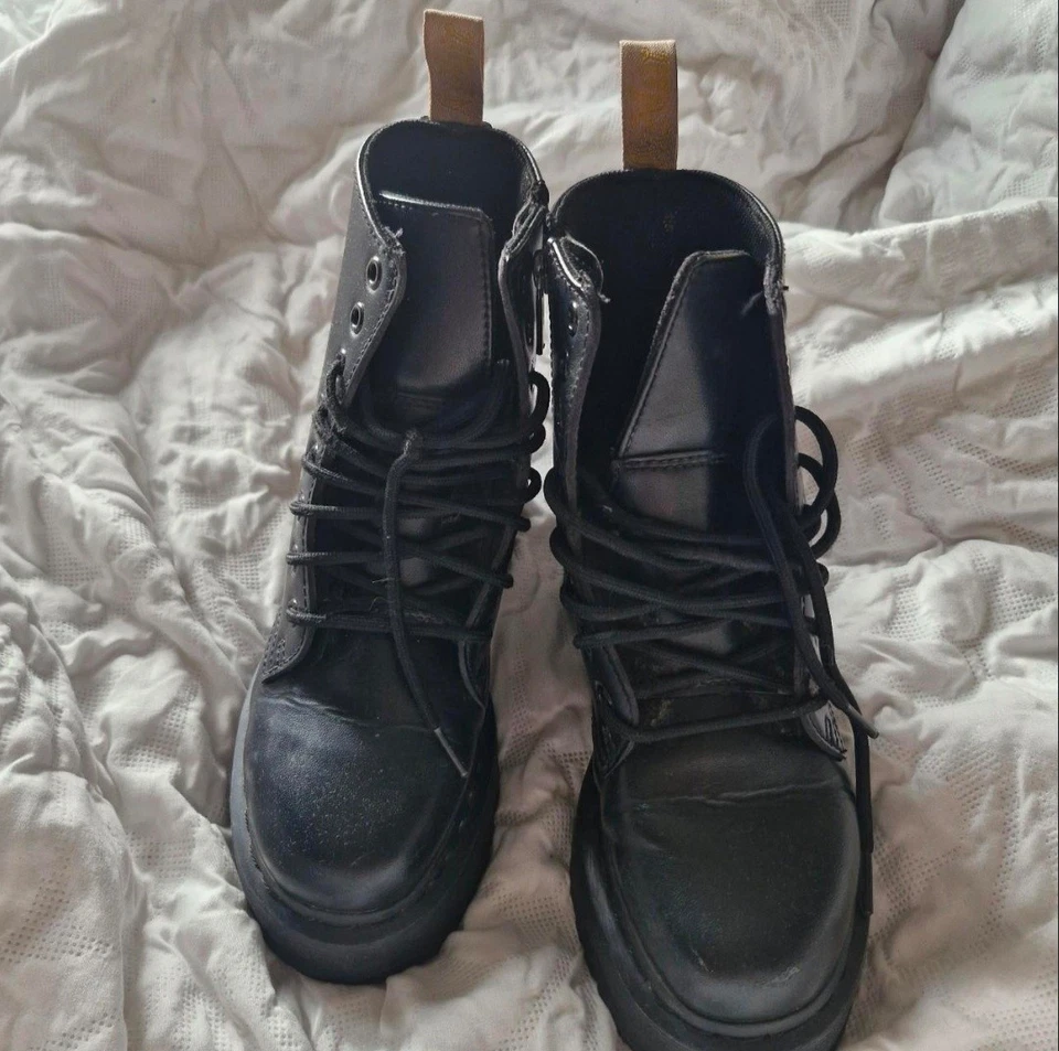 Dr. Martens Jadon II, photo 1 of 5