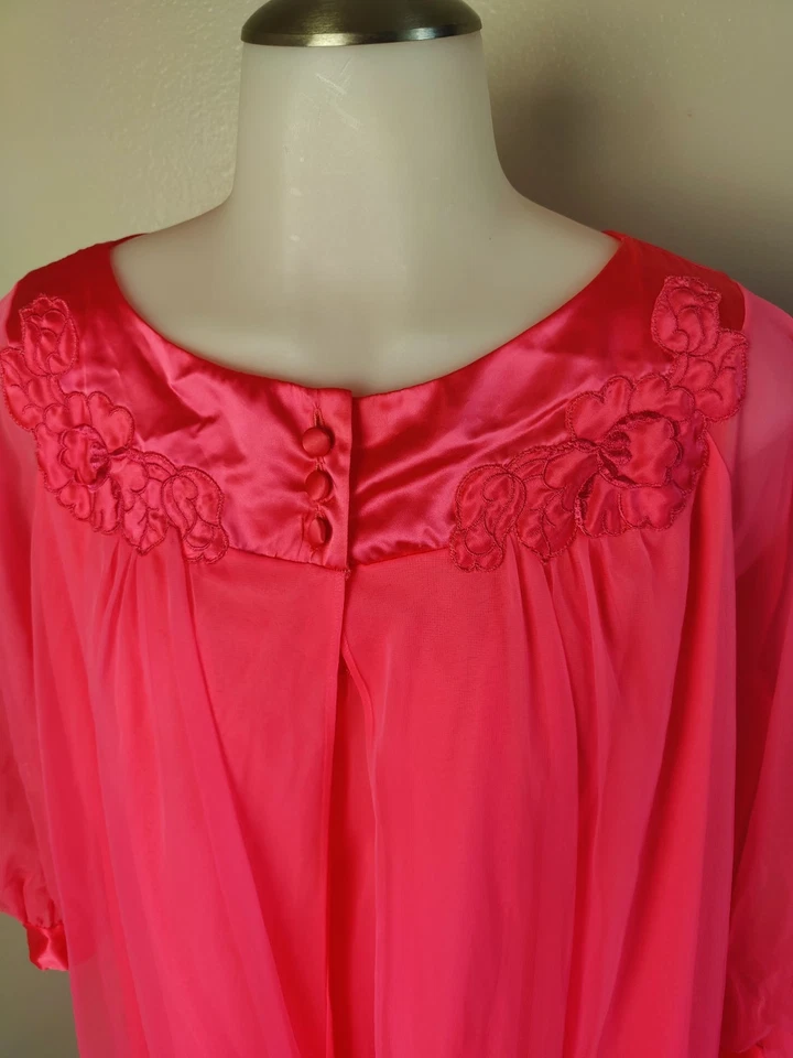 Conjunto de Camisón y Bata de Gasa Coral Brillante Artemisa De Colección Gossard Talla S Estilo 1101  Foto 2 de 4