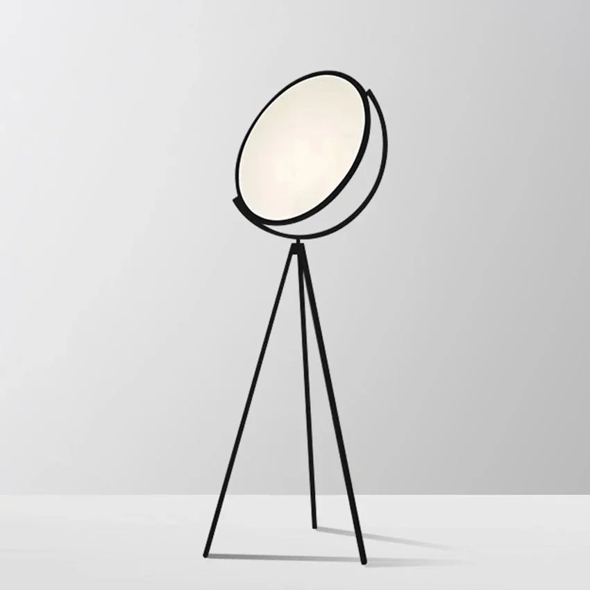 Lampadaire trépied moderne en laiton brossé pour chambre élégante