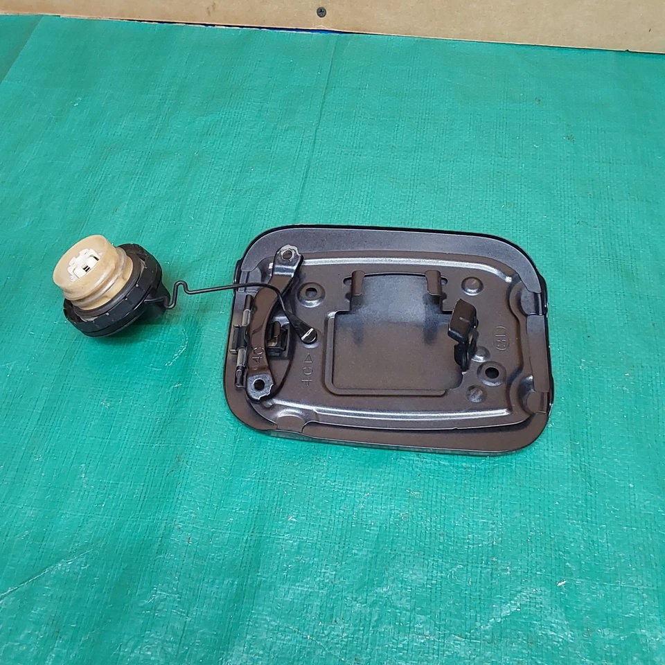 Tapa de puerta gris del tanque de combustible Toyota Corolla 2009-2013 OEM 77350-02070 Foto 3 de 4