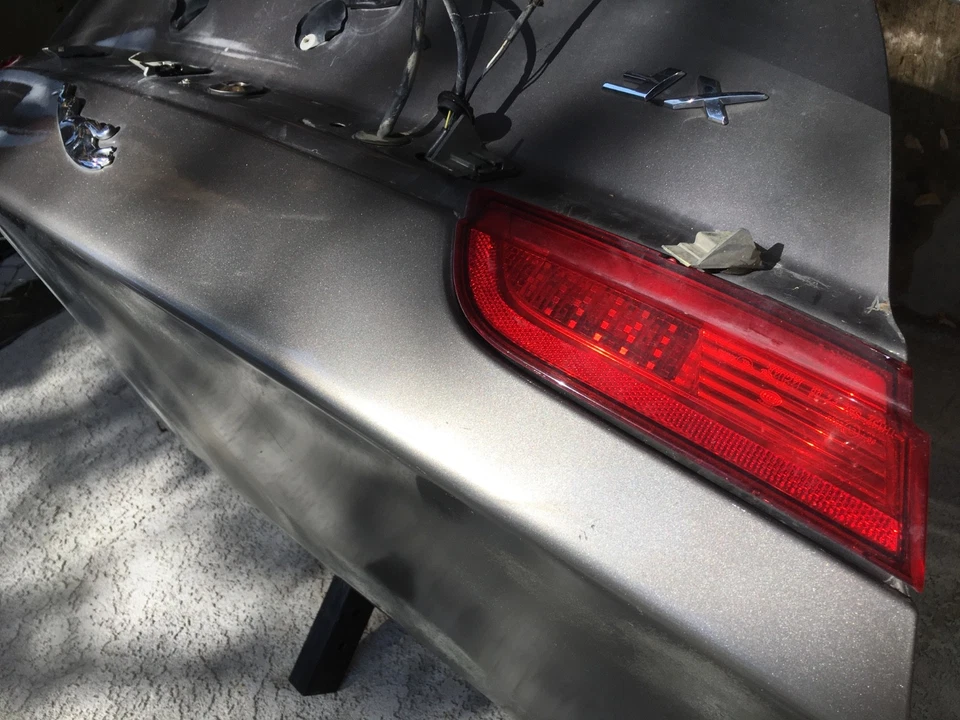 Jaguar XF 2009-2011 tapa maletero trasero escotilla puerta trasera carcasa panel gris OEM con emblema Foto 2 de 4