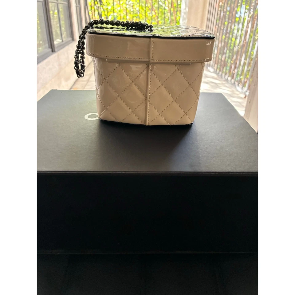 Chanel Patent Cosmetic Minaudière Foto 2 de 4