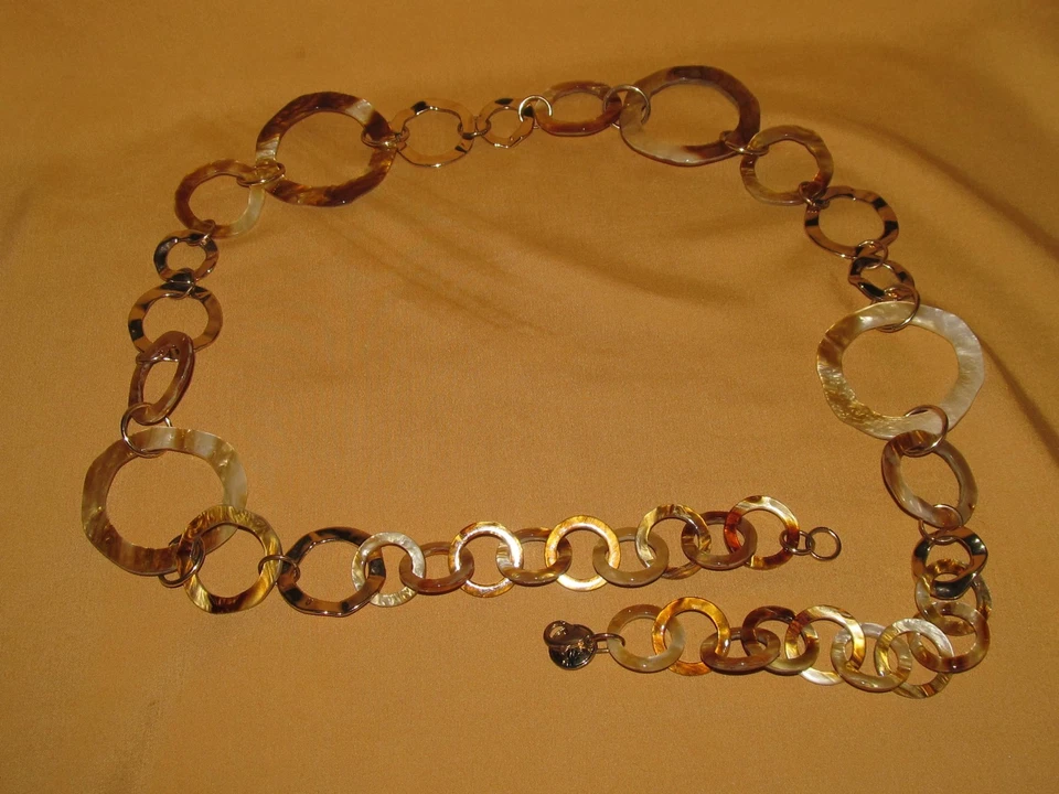 Ancienne ceinture femme vintage années 70 plastique et métal doré seventies N°1 - Photo 1/4