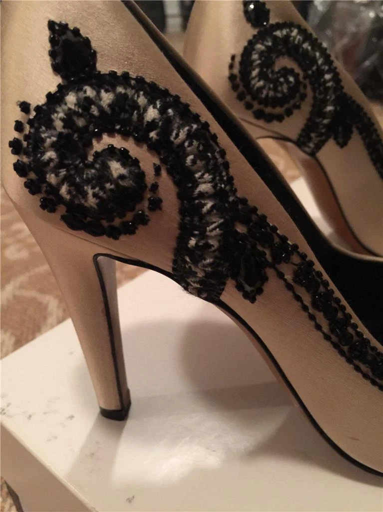 Scarpe vintage Moschino nuove con scatola crema raso e perline taglia 38 5 da collezione