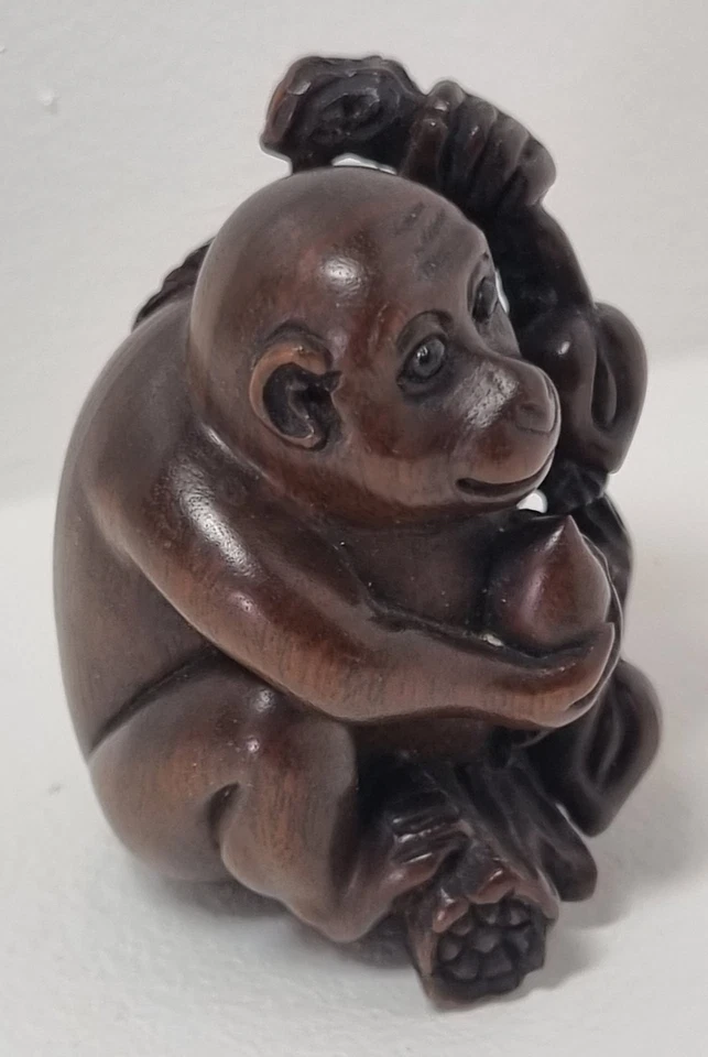 Netsuke ancien signé – singe aux pêches – bois  – Japon -Vers in 1880-1930. - Photo 2/4
