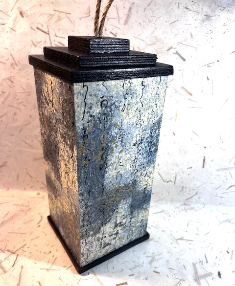 Marco de madera cortado con láser hecho a mano con papeles Yuzen japoneses, LED, 10" de alto, excelente estado Foto 2 de 4