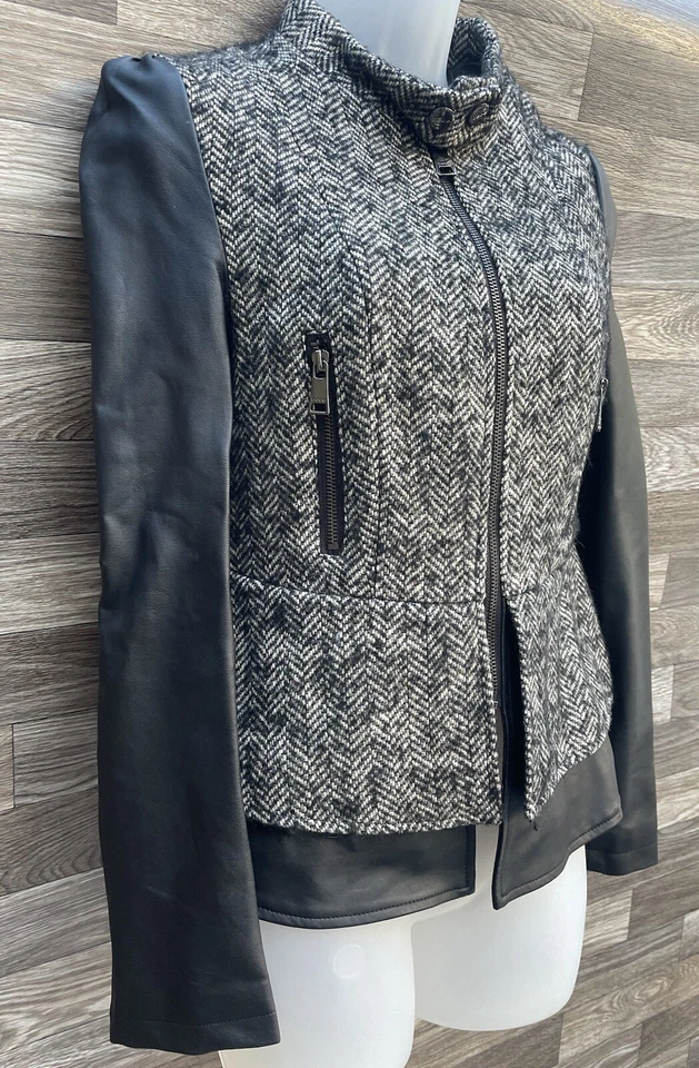 Chaqueta de tweed BEBE Moto Peplum imitación cuero plata herrajes talla XS NUEVA SIN ETIQUETAS Foto 4 de 4