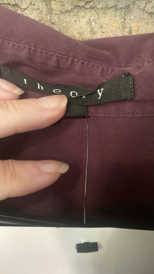 Blusa Top Theory Berenjena Manga Larga Abotonada Talla Mediana Clásica Elegante   Foto 3 de 4