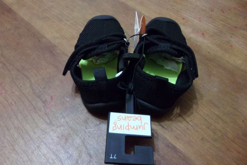 Sandálias Jumping Beans de malha preta biqueira fechada sapatos aquáticos criança tamanho 7 Novo com etiquetas - Imagem 3 de 4