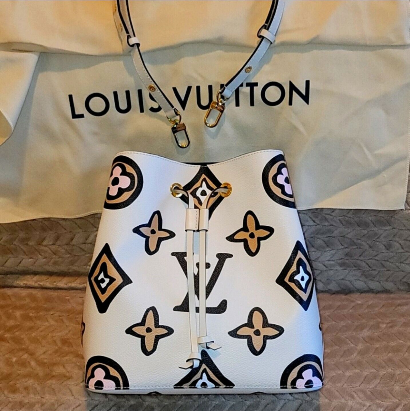 LOUIS VUITTON Monogram Giant Wild At Heart Neonoe MM Creme 1019600