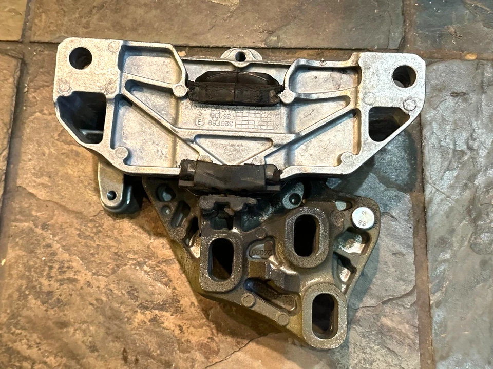 2021 2022 2023 MERCEDES CLA250 GLA250 TRANSMISSION MOUNT 2472403100, GENUINE OEM - Image 3 of 4