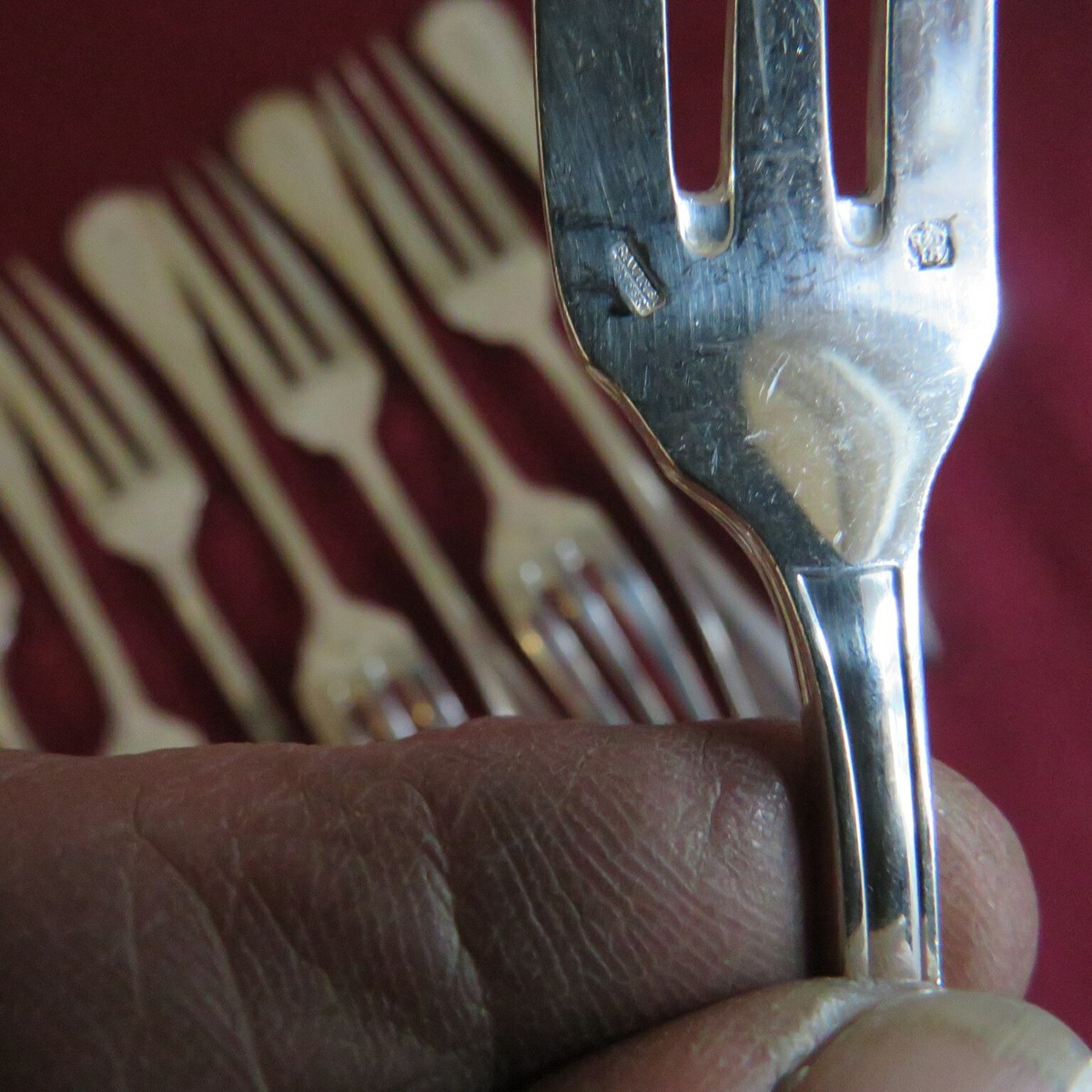 12 fourchettes à huitre métal argenté décor filets perles