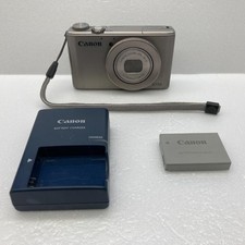 Fotocamera digitale compatta Canon PowerShot S110 con obiettivo luminoso testata