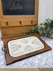 Plateau de Service Vintage en Bois et Broderie – Origine Chypre