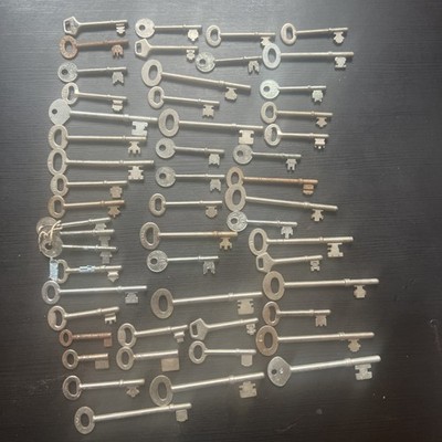 52 x alte Vintage Schlüsselkasten Schrankkasten Schublade Türschlösser Skelett Schlüssel etc (AA)