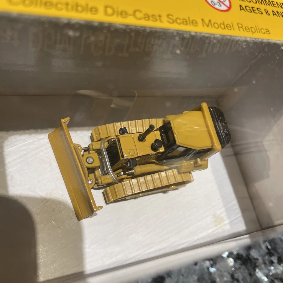 NORSCOT #55108  Caterpillar D5M LGP Track Type Bulldozer  H.O.Scale 1:87 Scale  - Image 4 of 4