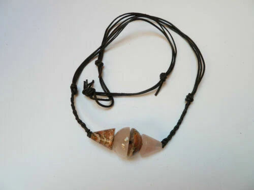 Handgefertigte Modeschmuck-Halsketten & -Anhänger aus Edelstein