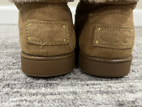 Botas con puño de piel de oveja sintética tostadas australianas G by GUESS con detalles en tono dorado 7 1/2 - Imagen 7 de 11