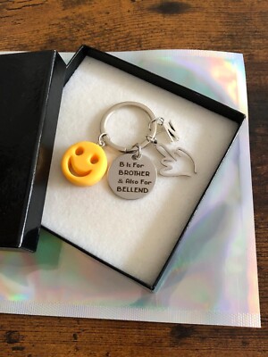 Personalisiert B ist für BRUDER auch GLOCKENSTÜTZE Schlüssel Charm Emoji Smiley Gesicht Hand Geschenk