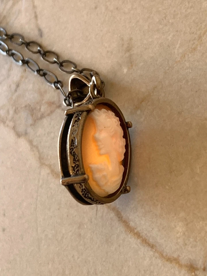 Delicado collar de latón Extasia Shell camafeo tallado a mano en Italia firmado Foto 2 de 4