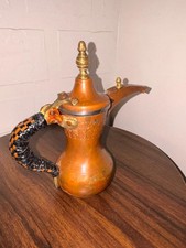 Ancienne cafetière arabe en laiton Dallah décor traditionnel moyen oriental collection