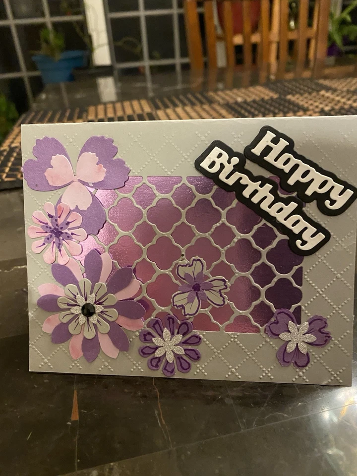 Tarjeta de cumpleaños troquelada de metal con sobre de rejilla de celosía floral púrpura Foto 2 de 3