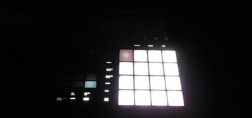 NATIVE INSTRUMENTS MASCHINE MK3 PRODUCTION CONTROLLER AUDIO MIDI INTERFACE - Picture 8 of 22