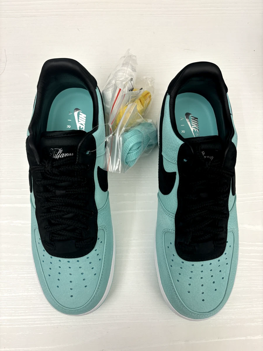 Preços baixos em Nike Tiffany & Co. x Air Force 1 Friends & Family