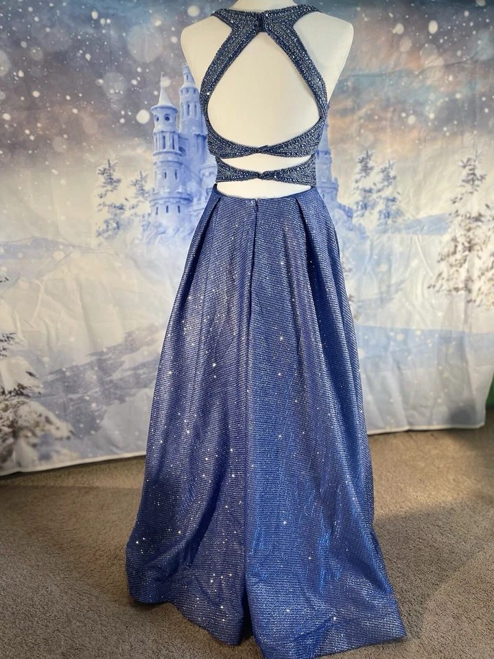 Vestido de graduación Camille La Vie -talla 4 - azul real - estilo princesa - usado una vez Foto 4 de 4