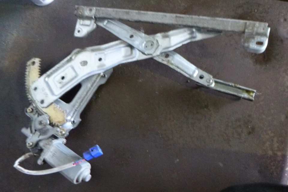 Subaru Forester SF 97-12/99 Right Rear Electric Window Regulator with Motor - Image 2 of 2
