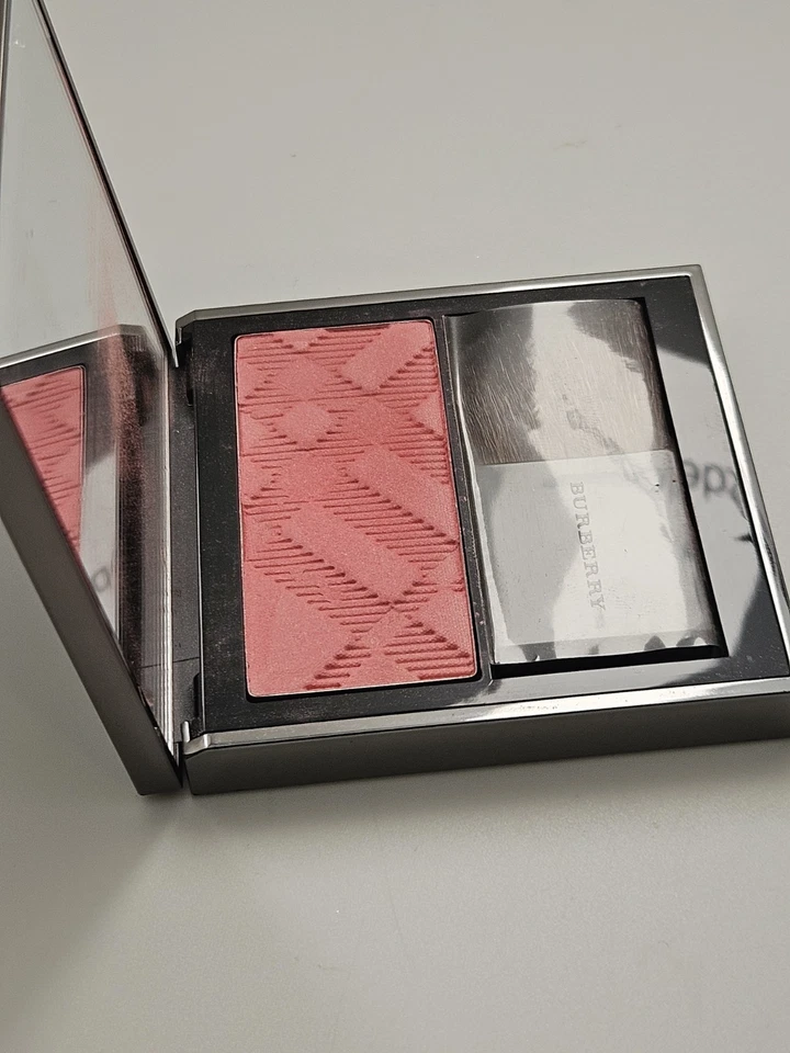 Rubor Burberry Light Glow Natural No.05 BLOSSOM BLUSH 0,24 oz Foto 4 de 4