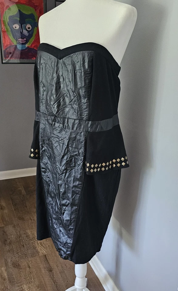 Vestido Tórrido Talla 16 Negro Cuero PU Vegano Sin Tirantes Tachonado Peplum Gótico Punk Foto 3 de 4
