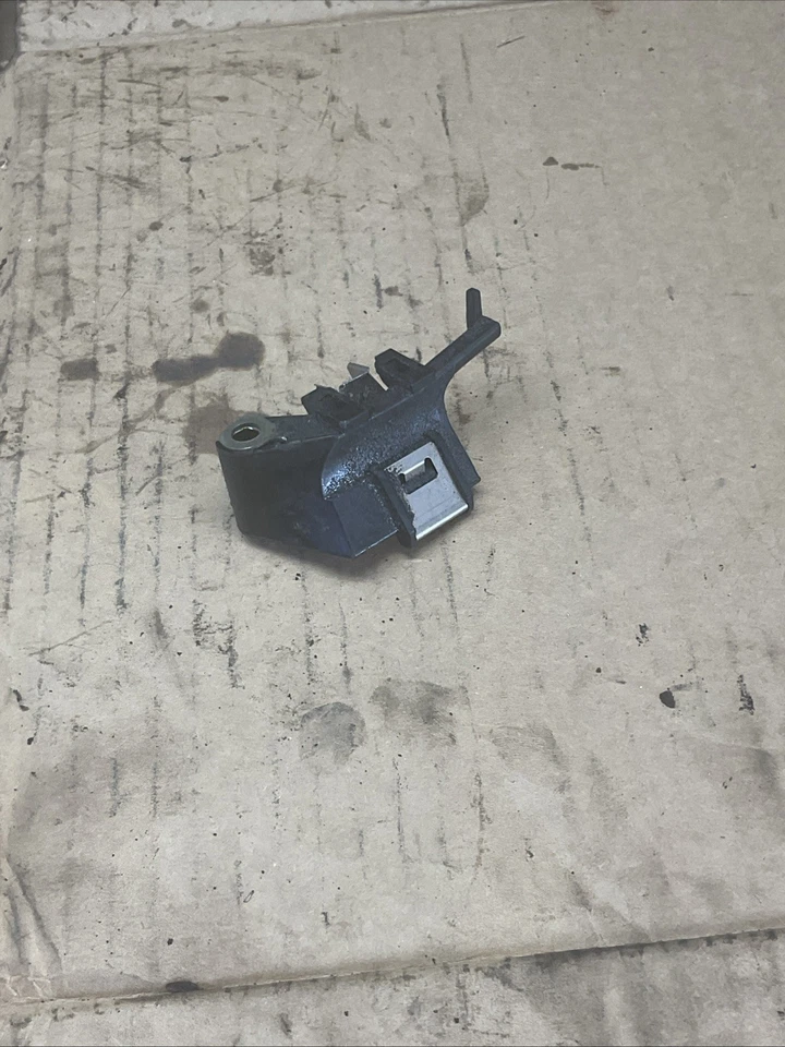 03-06 Infiniti G35 Nissan 350Z Oil Level Gauge Bracket Guide 11150-AM610 - Image 3 of 4