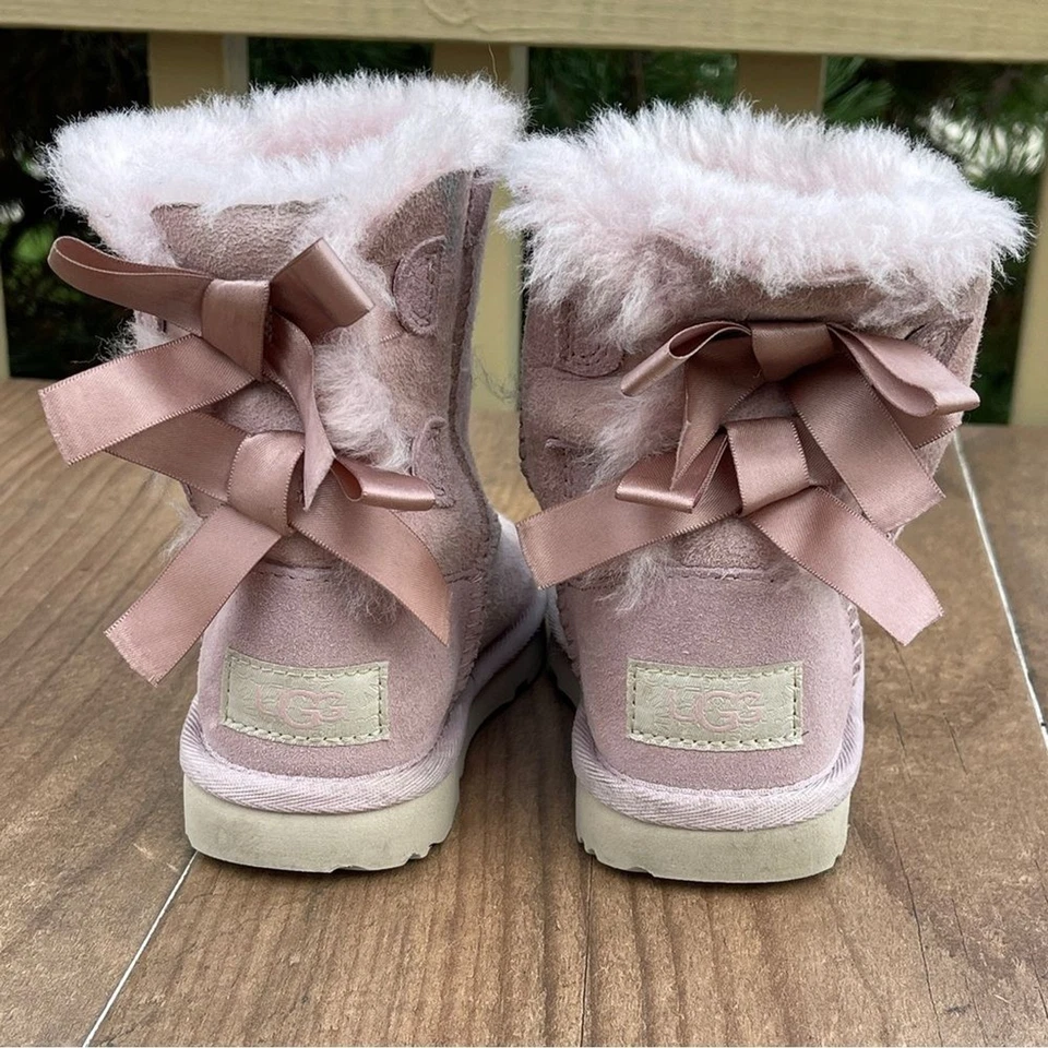 UGG SHORT LIGHT PINK BOW BOOTS Girls Size 8 - Image 2 of 4