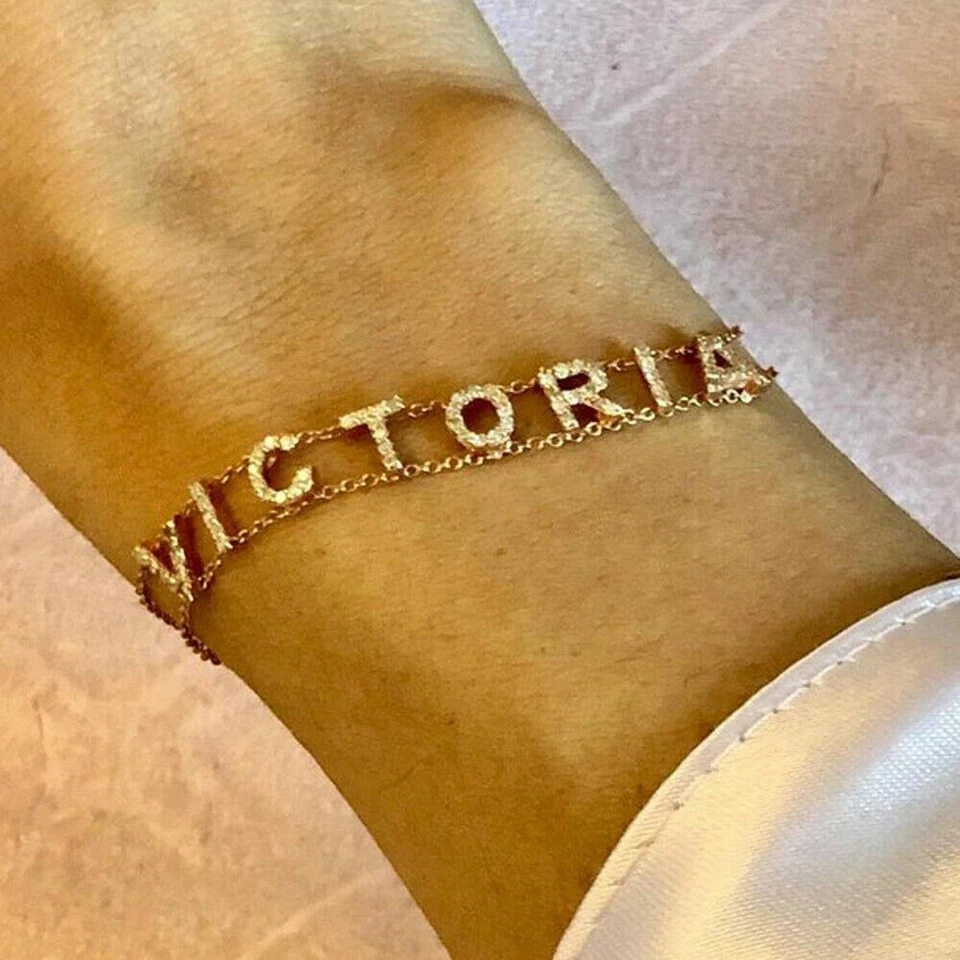 Brazalete de oro amarillo sólido de 14k con inicial de diamante natural Foto 2 de 4